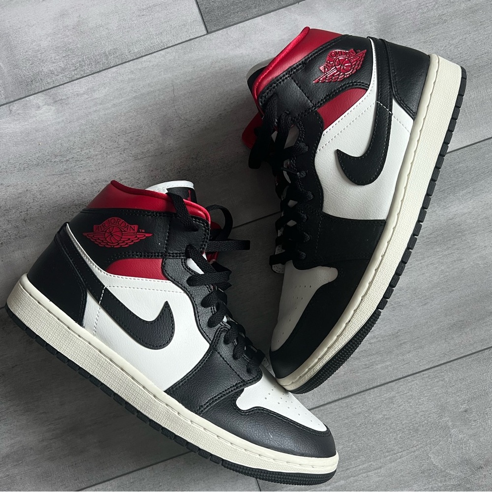 Mens Air Jordan RETRO 1 MID 'GYM RED BLACK TOE'
